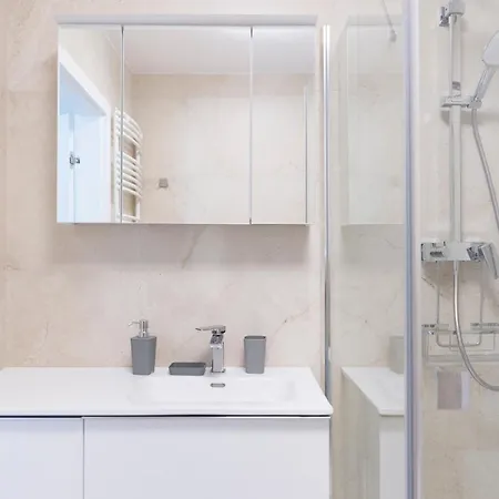 アパート And Spa, Myweek *