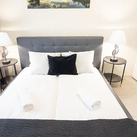 アパート And Spa, Myweek *